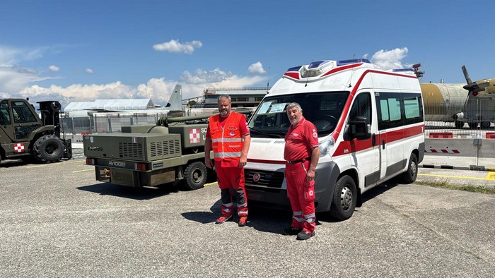 La Croce Rossa di Arona dona un'ambulanza all'ospedale di Beirut