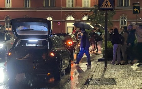 Due dipendenti della Navigazione investiti sul lungolago