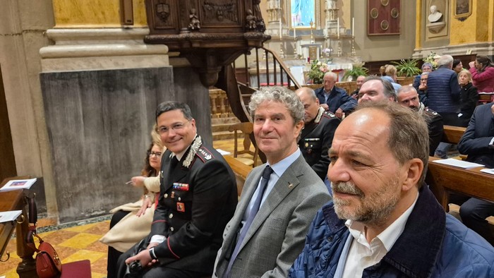 Il vescovo alla riconsegna del quadro rubato dalla chiesa di Passera