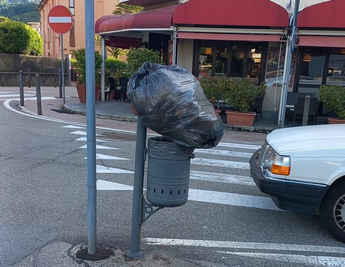 Abbandona un sacco di rifiuti in un cestino: donna multata di 200 euro