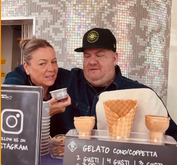 Il rapper Jake La Furia "gelataio" a Stresa