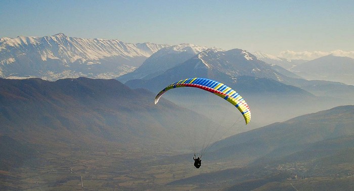 Precipita da dieci metri col parapendio: grave