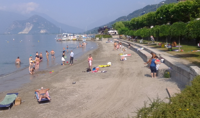 Bar con spiaggia e bagnino: cercasi gestore per la colonia solare di Suna