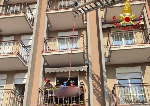 Malore in condominio, paziente trasportata con l'autoscala dei vigili del fuoco