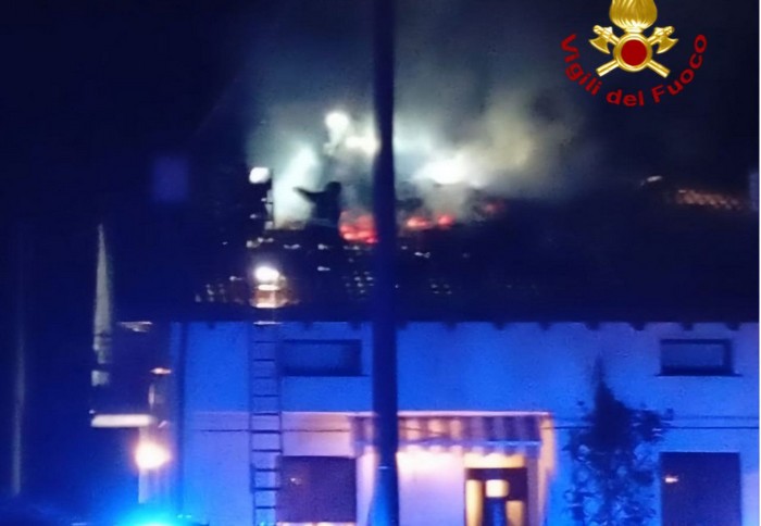 Fiamme al tetto di un'abitazione: dannie sfollati. Nessun ferito