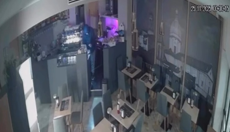 Furto notturno con spaccata al bar: rubato il fondo cassa