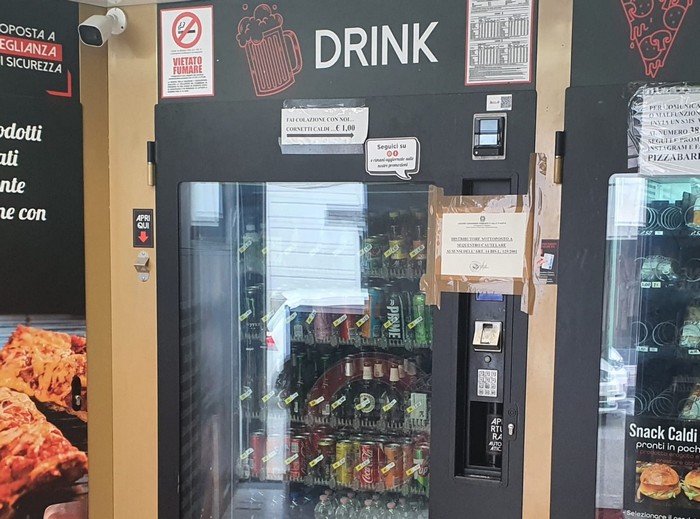 Alcol libero ai minorenni nel distributore automatico: multa e denuncia