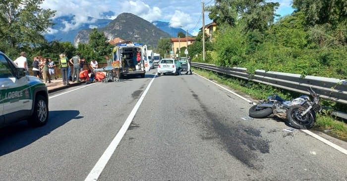 Precedenza negata a un motociclista: incidente e code sulla ss34