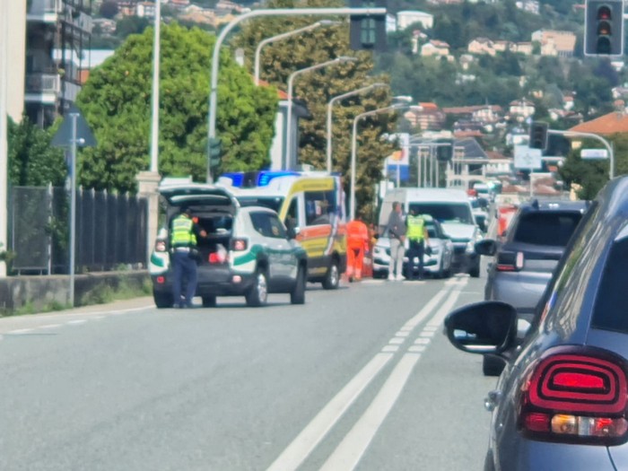 Furgone tampona auto e moto: tre feriti e un denunciato per ebbrezza