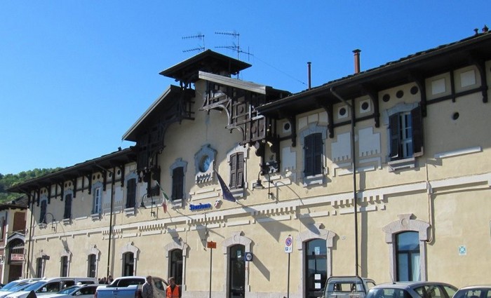 Bus sostitutivi insufficienti: studenti appiedati e proteste