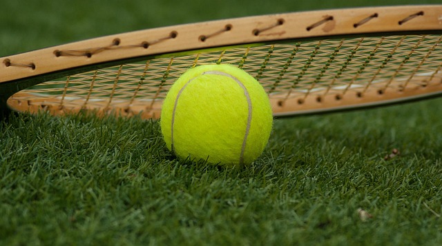 Tennis d'altri tempi: a Pallanza si gioca in bianco e con racchette di legno 