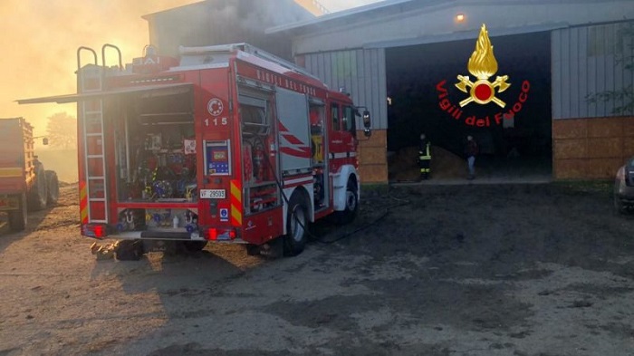 Capanno a fuoco a Borgo d'Ale